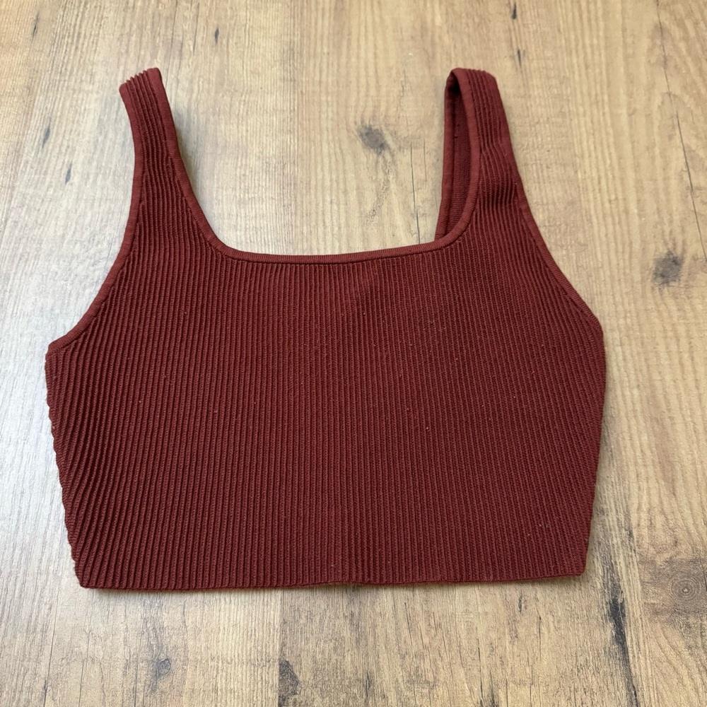 HOLD Aritzia Babaton sculpt knit cropped tank medium